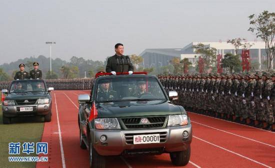 2013年11月5日，中共中央总书记、国家主席、中央军委主席习近平在国防科学技术大学视察。这是习近平检阅国防科学技术大学干部和学员方队。新华社记者李刚摄