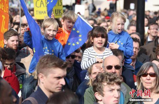 2019年3月23日，在欧盟同意英国延迟脱欧、英国脱欧前景仍面临“灾难的不确定性”困境之际，伦敦市中心举行了大规模呼吁举行“第二次脱欧公投”的示威游行。中新社记者张平摄