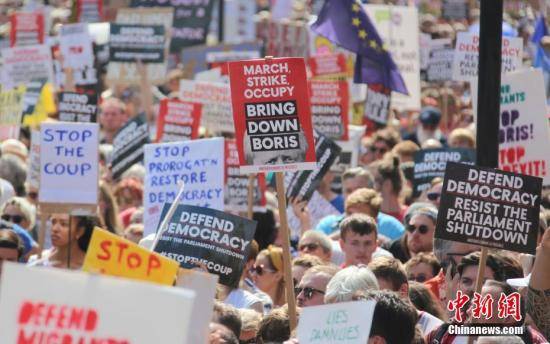 伦敦近万人集会抗议“暂停议会”