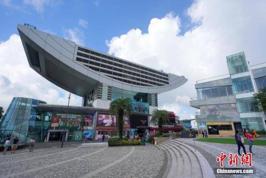 香港著名旅游景点太平山顶游客稀少，山顶广场上显得空空荡荡。中新社记者张炜摄