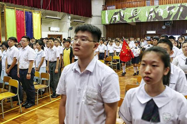 开学日，香港黄楚标中学在国歌声中升起五星红旗组图