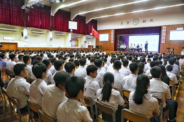 开学日，香港黄楚标中学在国歌声中升起五星红旗组图