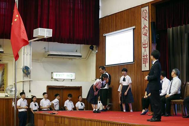 开学日，香港黄楚标中学在国歌声中升起五星红旗组图