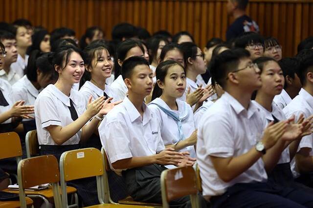 开学日，香港黄楚标中学在国歌声中升起五星红旗组图