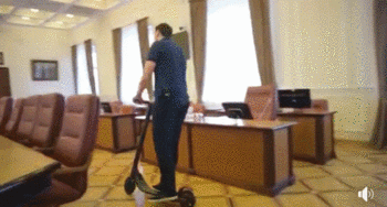 乌克兰政府大楼走廊太长 新总理骑滑板车代步(图)