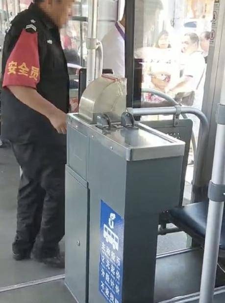 男子穿保安服涉骚扰女乘客 北京公交：非安保人员
