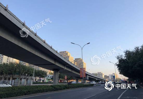 2日早晨，北京阳光正好。（图/王晓）