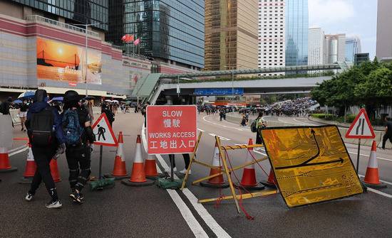 图为暴力示威者设置路障阻断交通（来源：港媒）