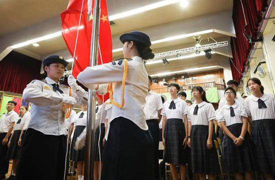 中国日报网:升国旗奏国歌 香港学校该有的样子