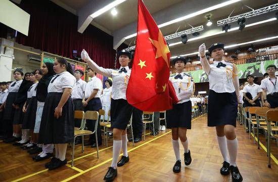 中国日报网:升国旗奏国歌 香港学校该有的样子