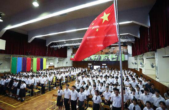 中国日报网:升国旗奏国歌 香港学校该有的样子