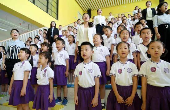 2019年9月1日，新成立的清华大学附属中学广华学校小学部首批152名一年级新生和老师在开学典礼上高唱国歌。图片来源：新华社