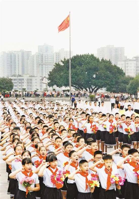 重庆市沙坪坝区红岩魂广场上，1000余名师生齐聚于此，参加升国旗仪式、聆听国旗的故事，并一同进行宣誓。“开学第一课”，从升国旗开始。图片来源：重庆日报