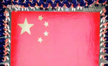 在四川省泸州市高级中学，2000多名2019届新生通过变换队列阵型，组成“中国”字样。图片来源：央视新闻