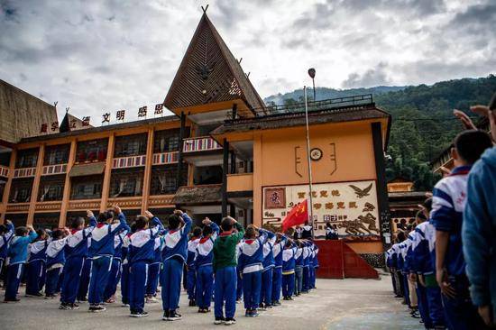 2019年9月1日，位于大山深处独龙江畔的云南贡山县独龙江乡中心学校迎来开学典礼。图片来源：新华社