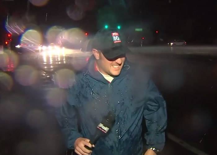 美国霍士新闻台记者雨中报新闻几乎被闪电击中有惊无险