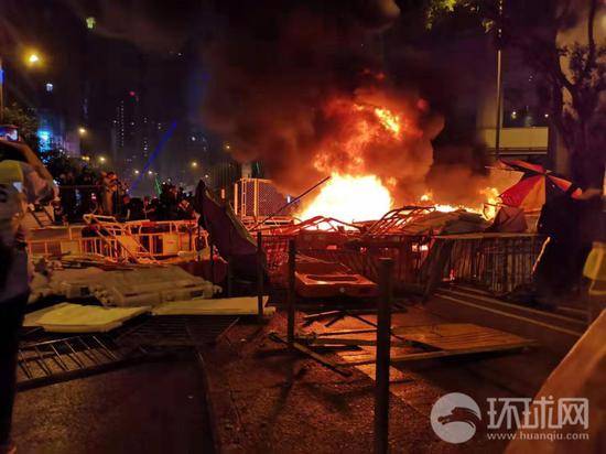 暴力示威者31日在香港多地纵火。环球时报-环球网特派香港记者杨升摄