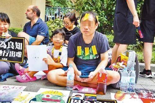 有家长带同未成年子女参与激进集会