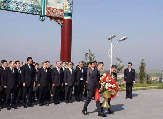 王毅祭扫朝鲜安州中国人民志愿军烈士陵园