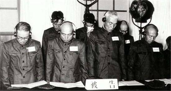 日本高级军官在法庭受审（前排左起为佐佐真之助、上坂胜、藤田茂、铃木启久）图源/央视网