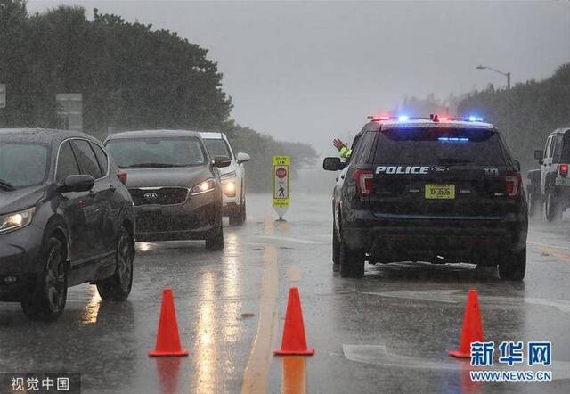 五级飓风“多里安”来袭 美国佛州迎狂风暴雨