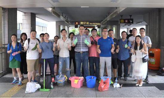 9月1日，欧阳凤盈和同伴在湾仔地铁站附近做清洁活动。