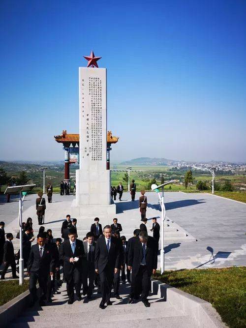 ▲9月3日，正在朝鲜访问的国务委员兼外交部长王毅专程前往平安南道安州市祭扫中国人民志愿军烈士陵园。（外交部网站）