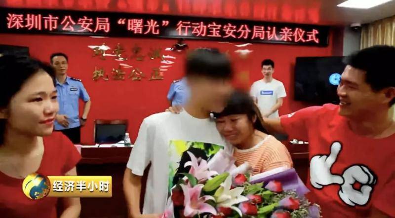 尤国明夫妇与儿子团聚