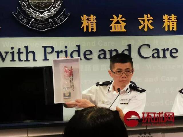 香港警方2日举行记者会，警务处助理处长麦展豪向媒体展示暴徒使用的汽油弹燃烧瓶。（环球时报-环球网赴香港特派记者杨升/摄）