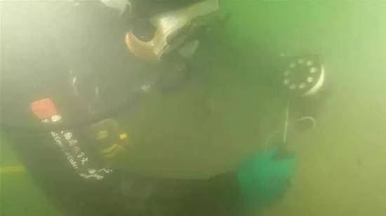 威海湾甲午沉舰遗址第一期调查项目考古队员在水下搜寻（资料照片）。（图片来源：国家文物局水下文化遗产保护中心）