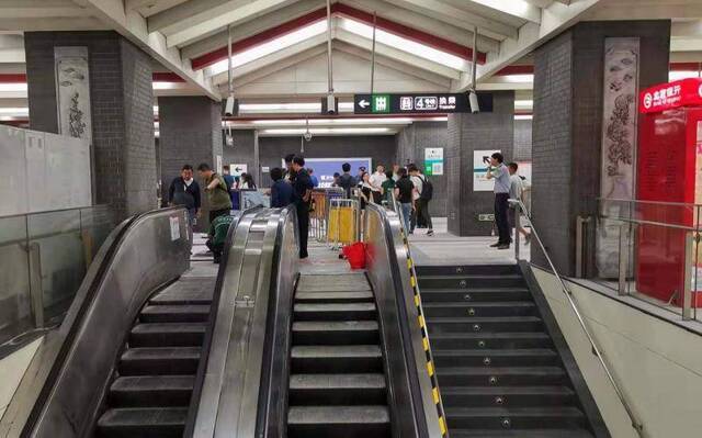 平安里地铁站恢复运营：冒烟扶梯正抢修、站内气味呛鼻