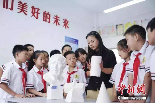 中国第一所希望小学开学 第一课老师讲了这两个字