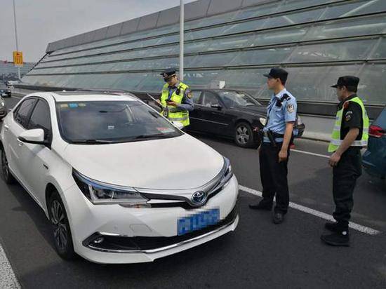2019年9月3日上午8时25分，交通执法人员在上海市定安路附近查获一辆注册在滴滴的非法网约车。上海市交通委执法总队图