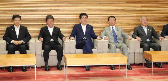 安倍出席3日的内阁会议（日本时事通信社）