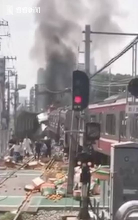 日本特快列车与卡车相撞30余人受伤 现场冒黑烟