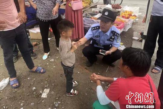 图为：民警蹲下身子询问黄岩公安供图