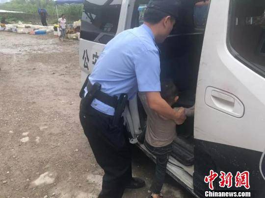 图为：民警将小孩送回黄岩公安供图