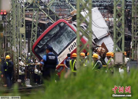 日本横滨市发生电车与卡车相撞事故 约30人受伤