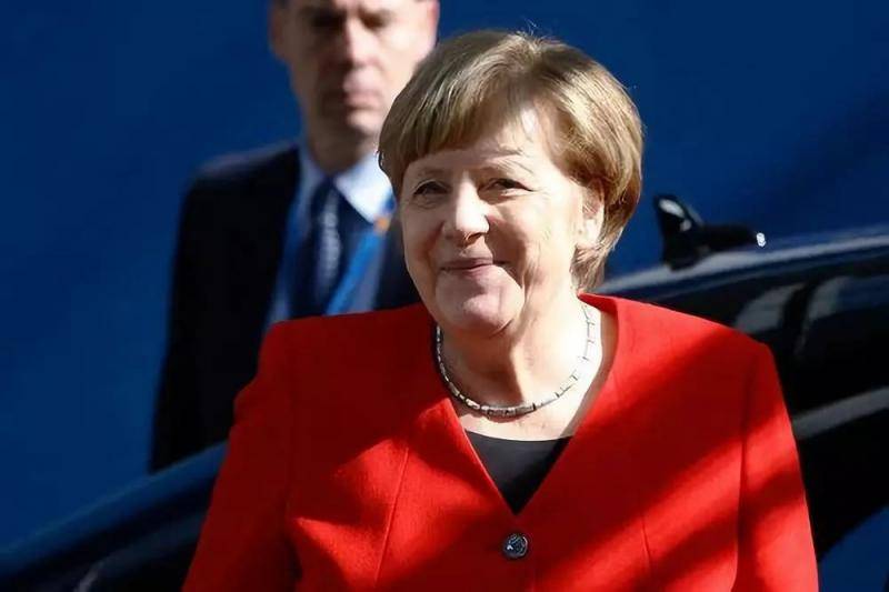 2019年3月21日，在比利时布鲁塞尔，德国总理默克尔抵达欧盟春季峰会会场。新华社发