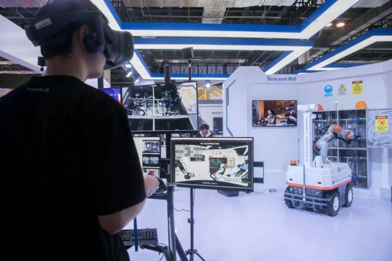 2019世界人工智能大会，腾讯公司展台展出的“工业巡检机器人”。新华社记者丁汀摄