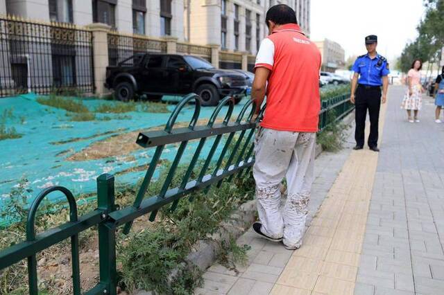 楼梯没装扶手石景山古城街道“接诉即办”迅速加装