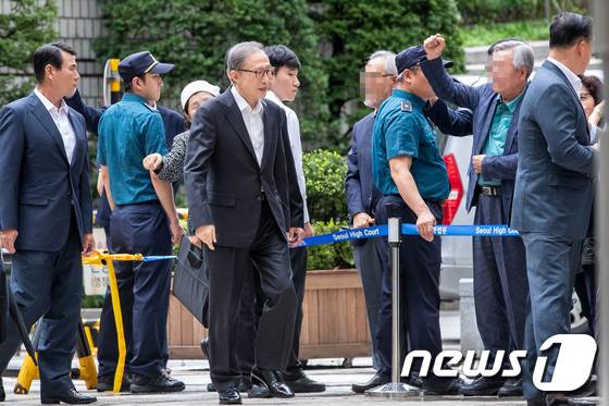 法院外，多名支持者握拳喊口号，声援李明博（news 1）