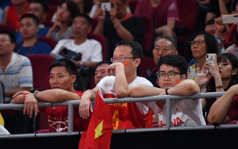 中国队篮板被对手完爆，李楠直言输球很遗憾