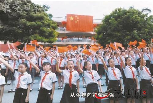 超燃开学大片！东莞师生万人快闪，庆祝新中国成立70周年