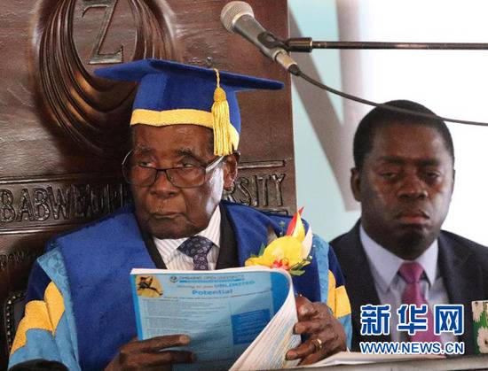 2017年11月17日穆加贝（左）在津巴布韦哈拉雷出席一所大学毕业典礼的资料照片。新华社发
