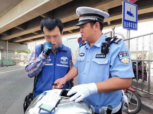 通州交警“饭点”上路严查外卖车辆交通违法