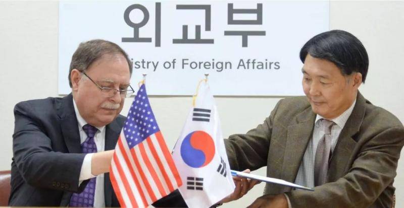 ▲韩国和美国代表2月10日在首尔草签第10份《防卫费分担特别协定》。（新华社）