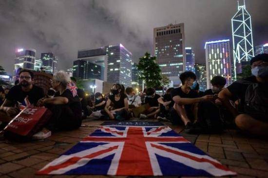 香港举着米字旗上街的人 知道英国现在什么情况吗