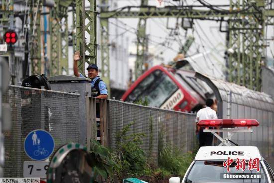 日本横滨一电车与卡车相撞后脱轨 致1人死33人受伤