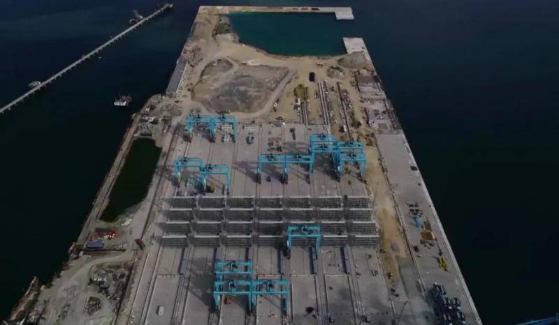 ▲建设中的瓦多集装箱码头（视频截图）